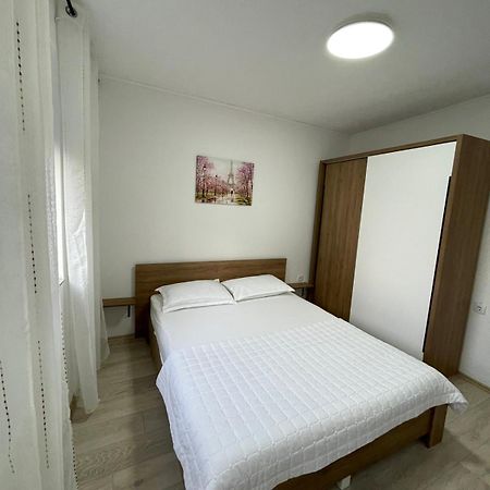 Nessi Apartment Приштина Екстер'єр фото